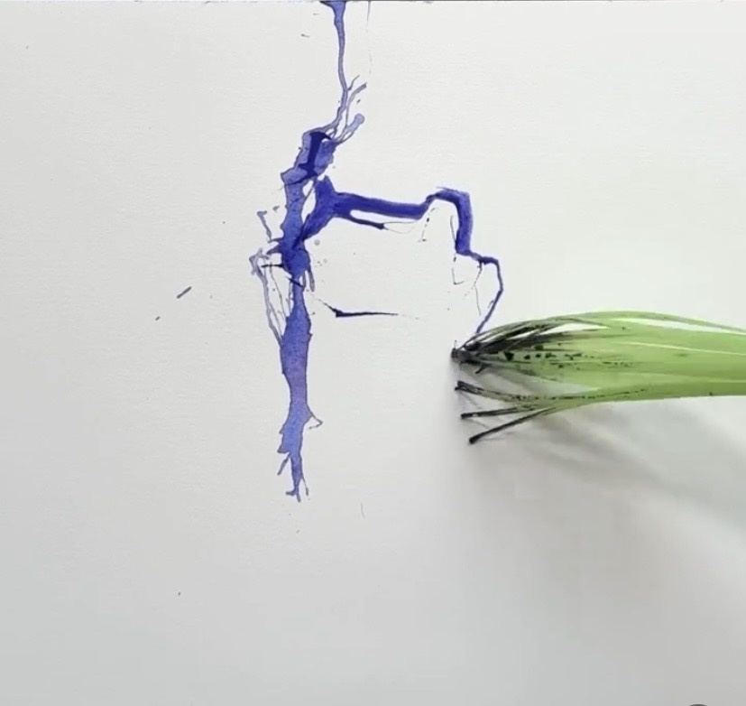 Можно взять импровизированную кисть, как на этом изображении из Pinterest. Автор превратил в кисть кусок мягкого платика и использует тушь