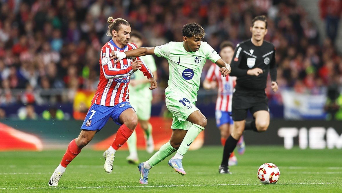    Нападающий «Атлетико» Антуан Гризманн и нападающий «Барселоны» Ламин Ямаль. Global Look Press