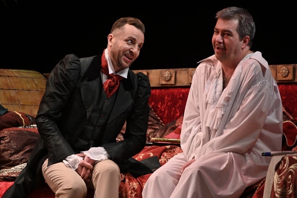    Российский актер Валерий Панков (слева) сыграл в спектакле «Женитьба» в Донецке. Фото: Минкультуры ДНР