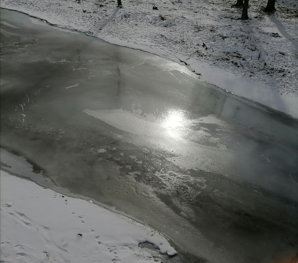 Капризы погоды: речка то растает, то замёрзнет. 