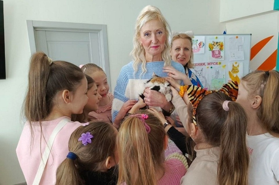    Для кошки Муси устроили настоящий праздник. Фото: Администрация Мариуполя