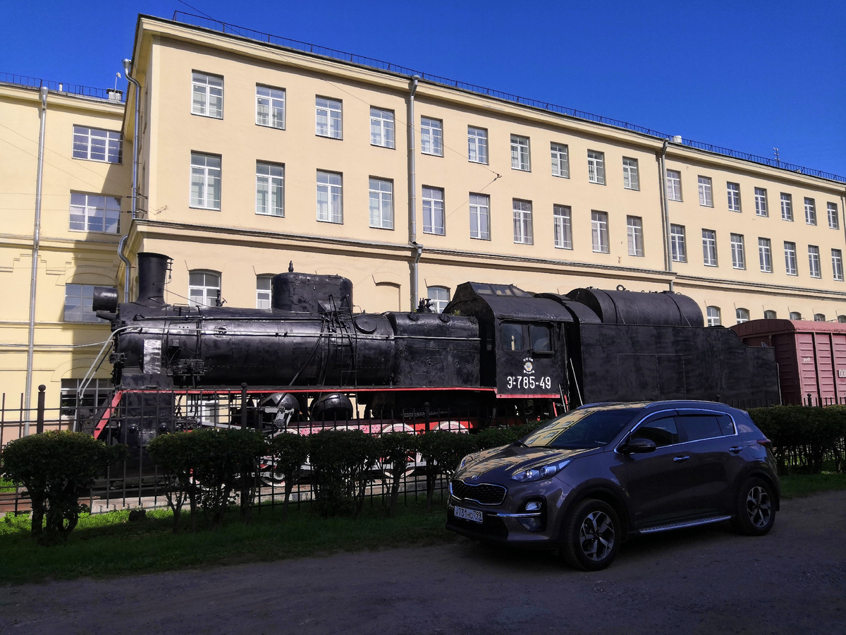 Паровоз на улице. Настоящий паровоз Эр785-49, укомплектованный грузовым и пассажирским вагонами, расположился на территории Санкт-Петербургского техникума железнодорожного транспорта. Жители района все его хорошо знают, но для меня он стал настоящей находкой. 