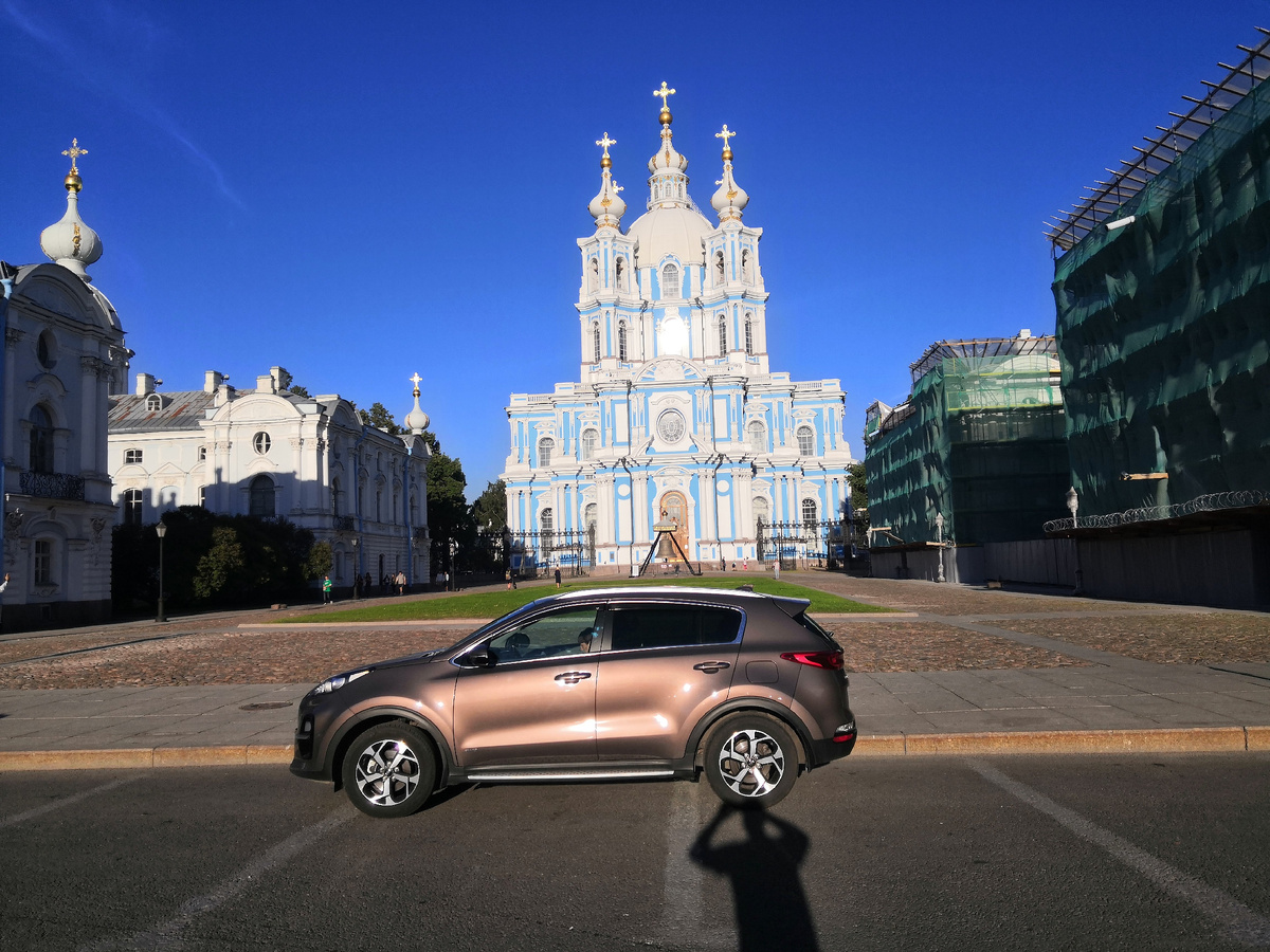 Северная столица славится величественными соборами, от вида которых захватывает дух. Один из таких - Смольный собор. Монастырь, в котором разместилось первое в России женское учебное заведение. Собор, окутанный мистическими легендами. Незавершённый шедевр архитектуры.