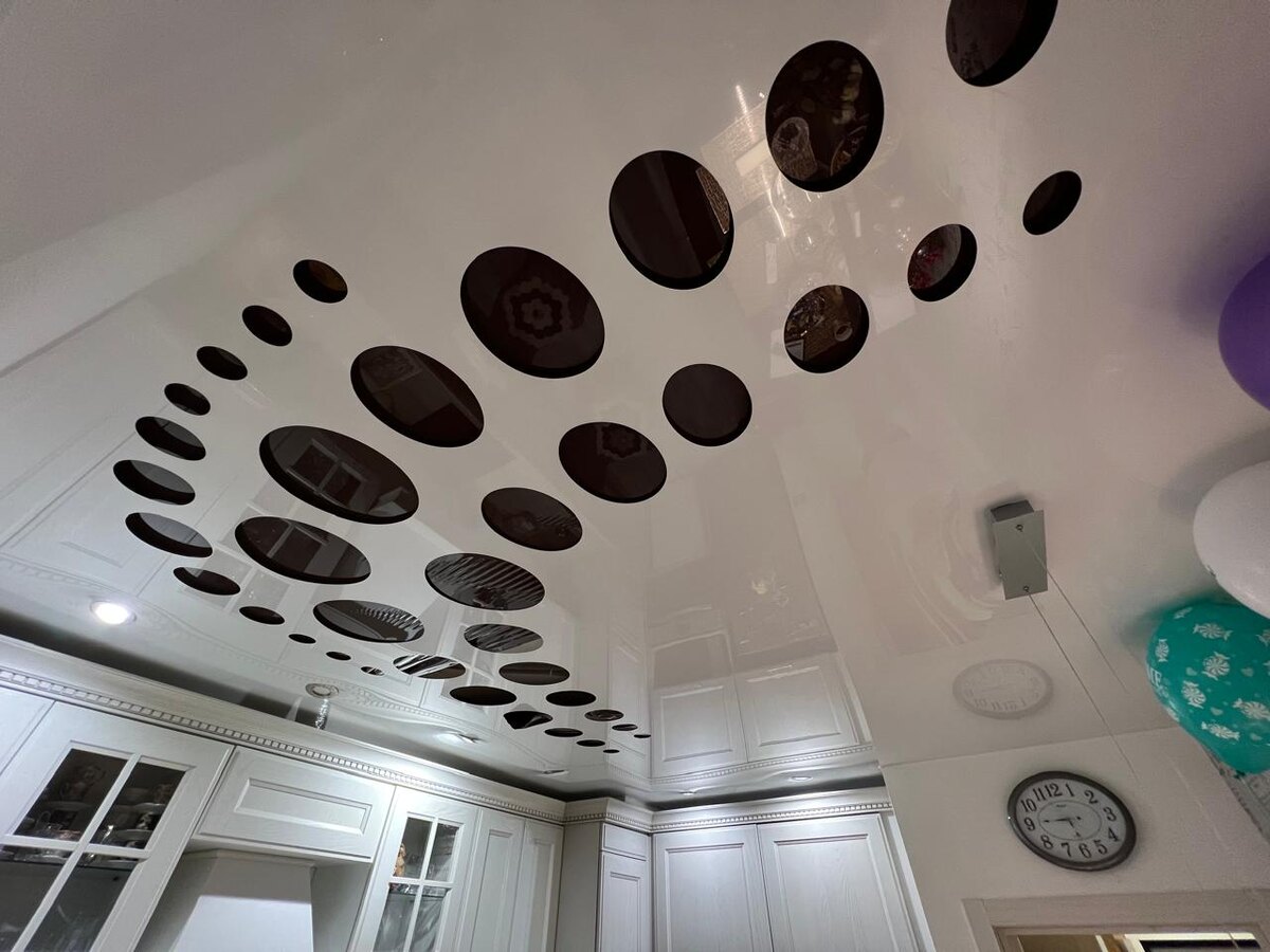 Уже давно устаревщий гланцевый натяжной потолок