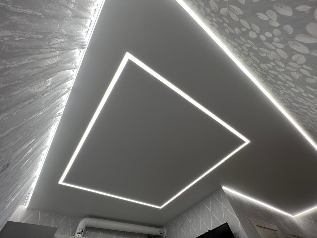 Современны дизай натяжного потолка, выделяется фунциональной подсветкой