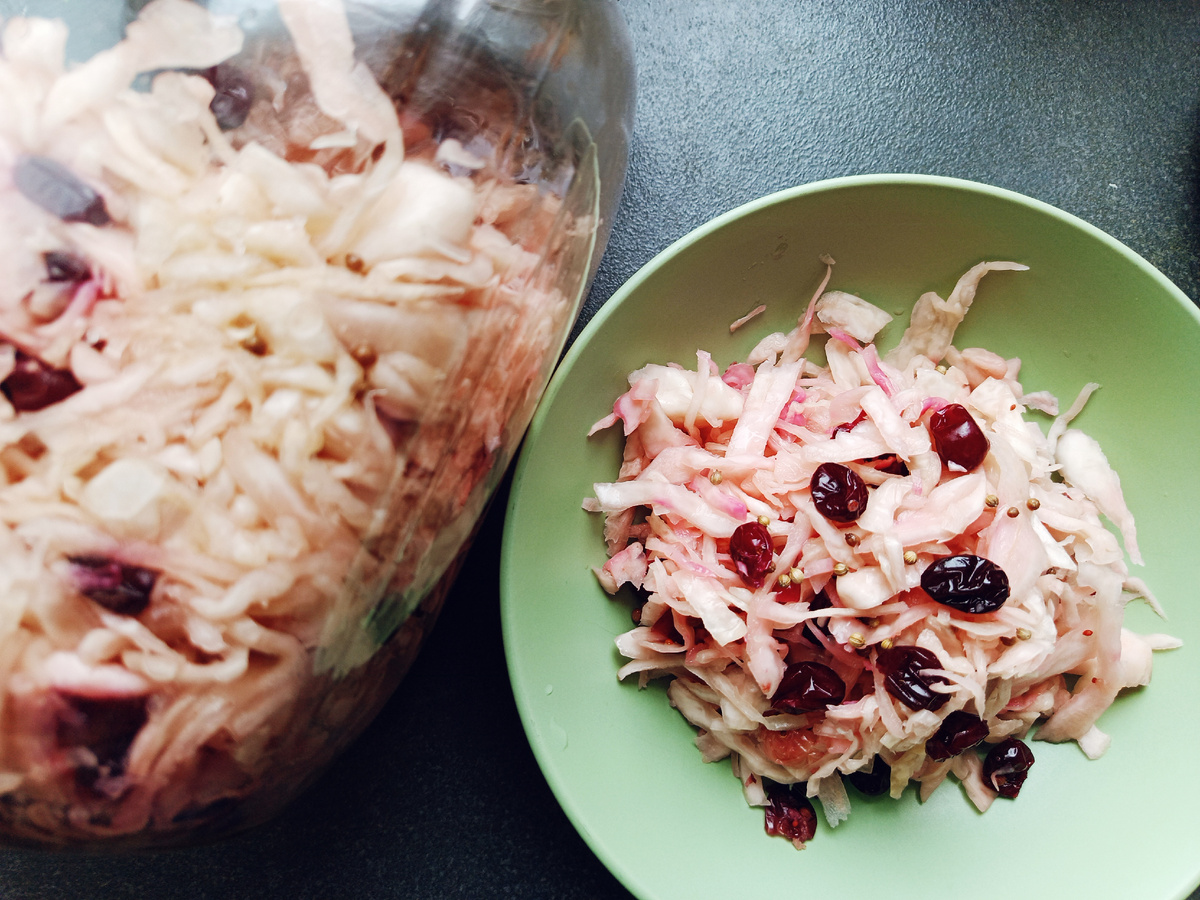 Квашеная капуста с клюквой и мёдом