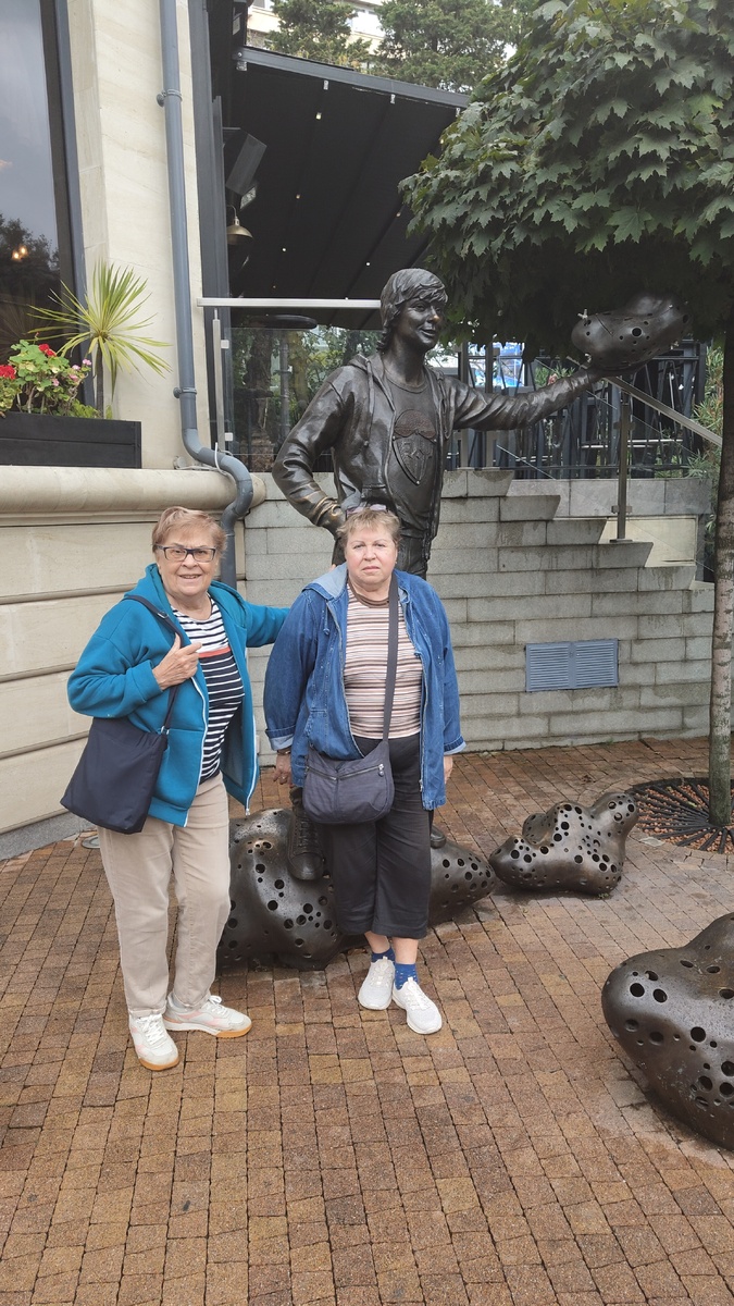 Мама и свекровь перед посадкой в Сочи