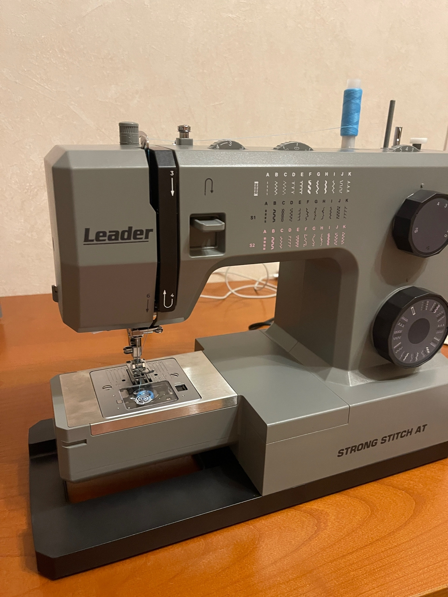 На Новый Год дед Мороз положил под елочку.