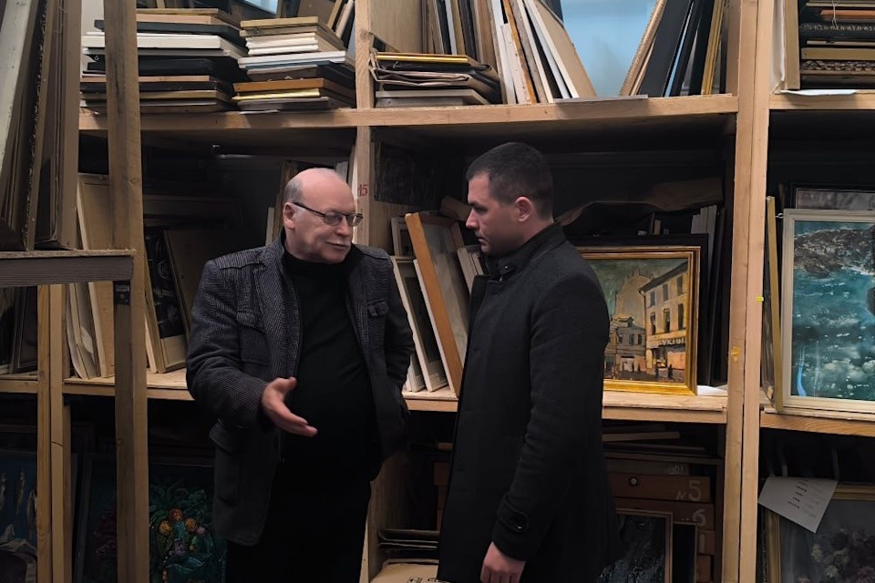    Артем Лагойский (справа) часто бывает в Крыму, где хранятся херсонские шедевры Фото: ТГ-канал Артема Лагойского
