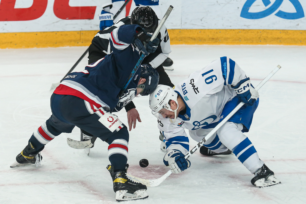 Центральный нападающий всегда играет на вбрасываниях — одном из важнейших элементов современного хоккея