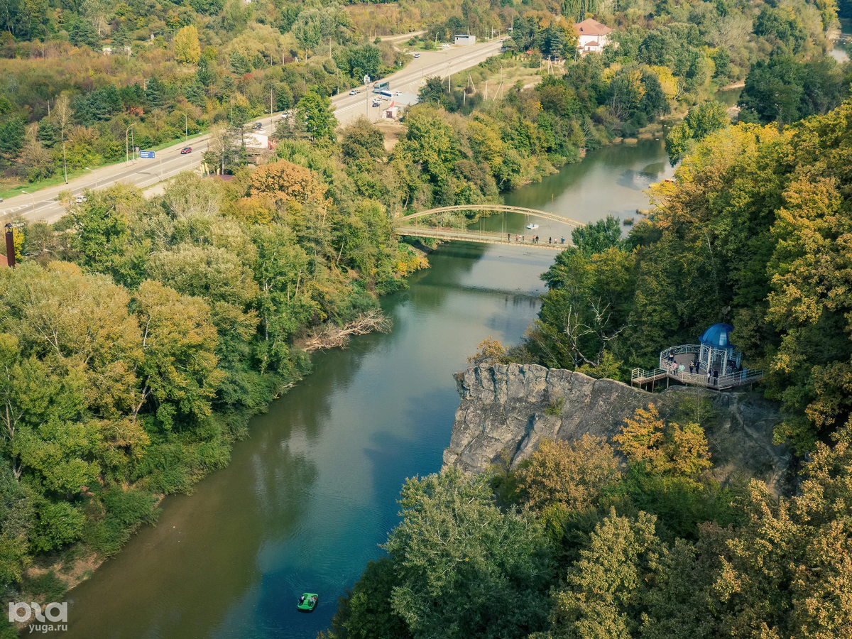 Вид на скалу Петушок в Горячем Ключе © Фото Евгения Таранжина, Юга.ру