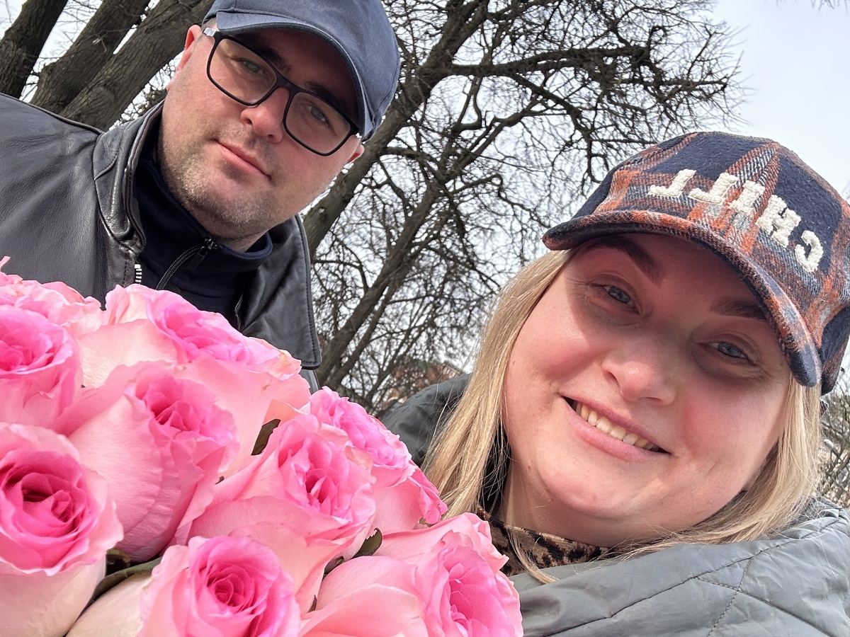 Дорогие, привет! Расскажите, как относитесь к тому, что муж дарит цветы? Я честно уже против. Предпочту что-то другое и одну розу для настроения)