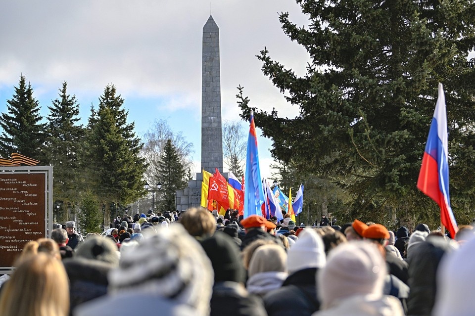    У Обелиска героям Великой Отечественной войны на кургане Славы в Ржеве. ПТО