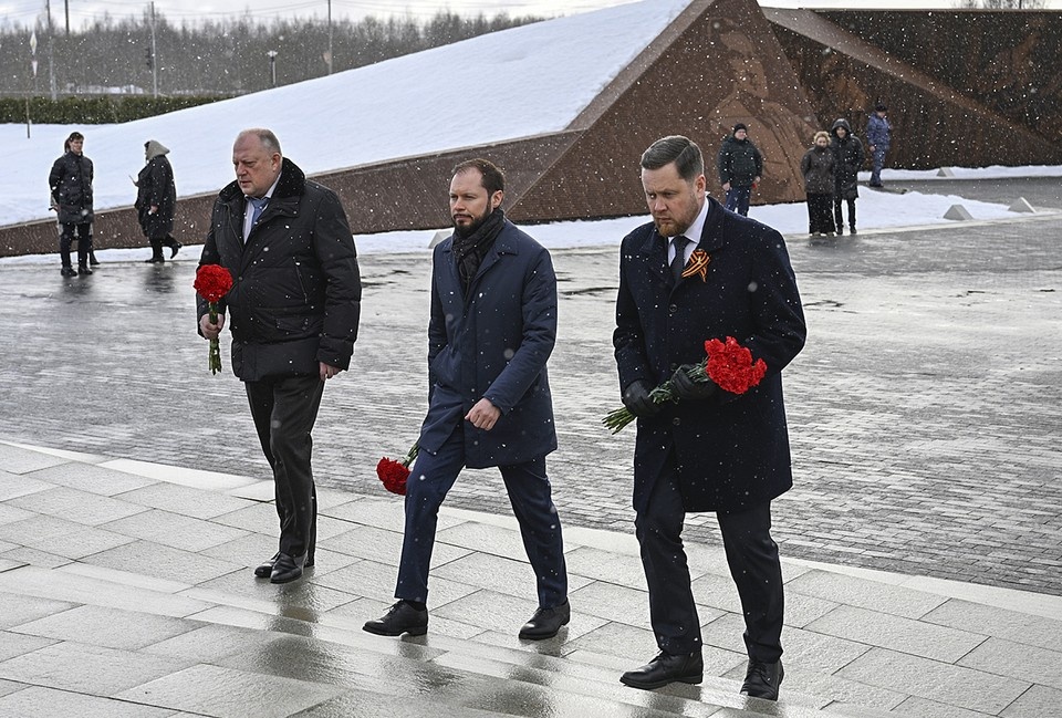    Глава региона Виталий Королев (в центре), председатель Заксобрания Сергей Голубев (слева) и глава муниципалитета Роман Крылов (справа) на церемонии возложении цветов на Ржевском мемориале. ПТО