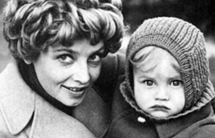 Дмитрий в детстве с матерью, актрисой Натальей Кустинской