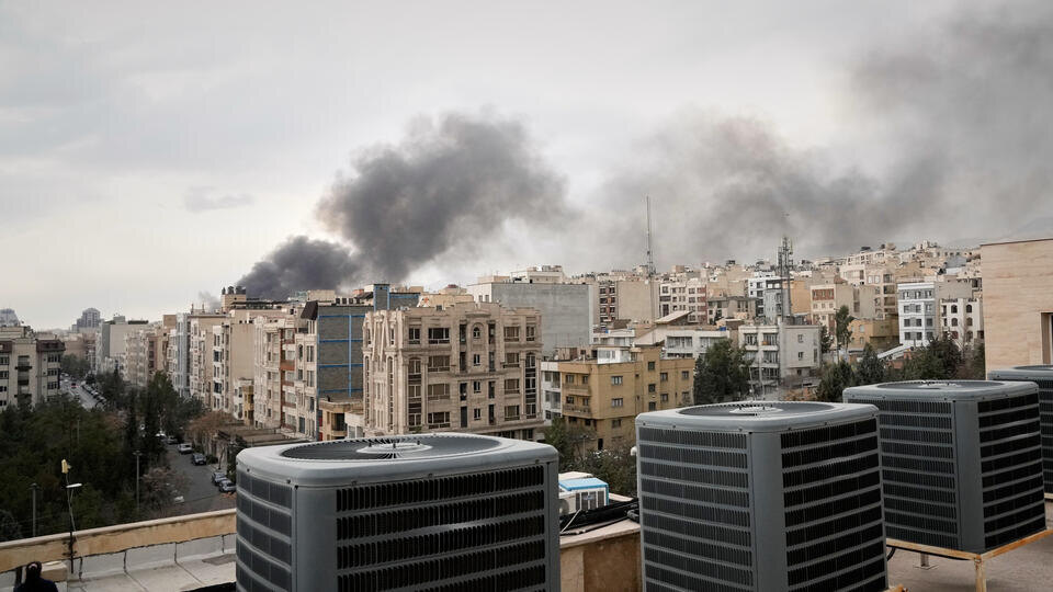     Американист назвал сроки завершения войны США с Ираном Vahid Salemi/AP/TASS