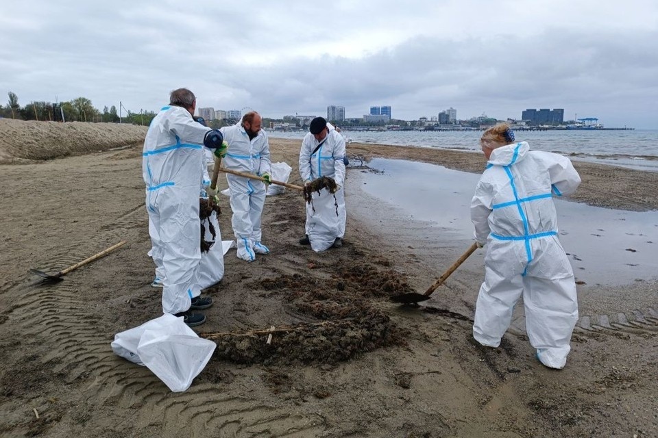    Мазут до сих пор выходит на берег Наталья ВАРСЕГОВА