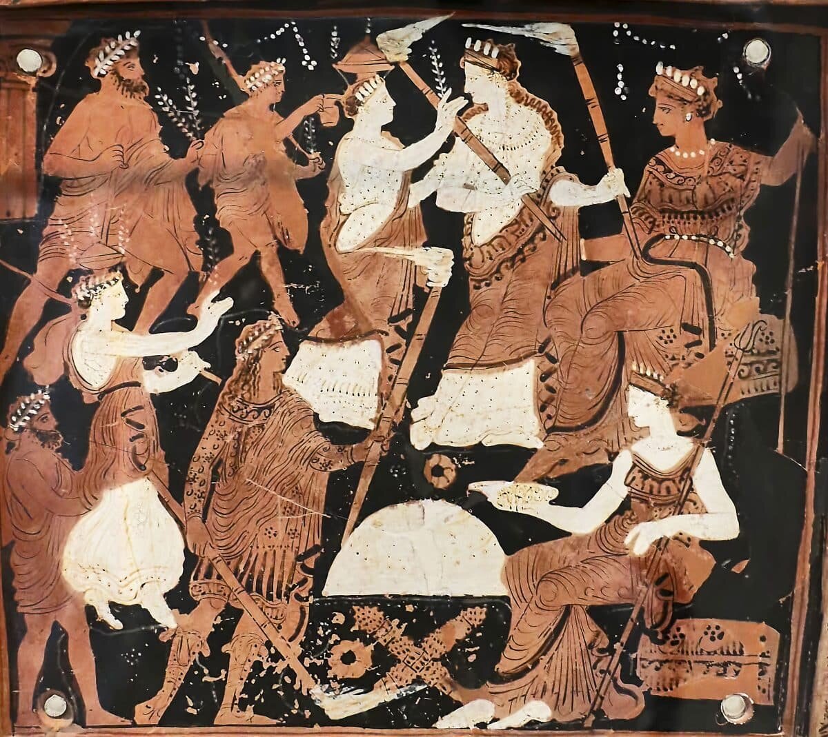    Изображение элевсинской мистерии на терракотовой вотивной доске. Сверху Деметра, Персефона и Иакх встречают процессию посвещаемых, середина IV века до н.э. / © Национальный археологический музей Афин, George E. Koronaios