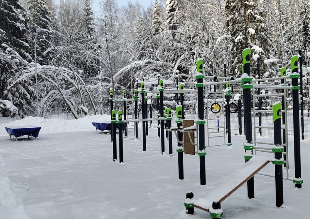 На фото спортивная площадка. Все современно и красиво
