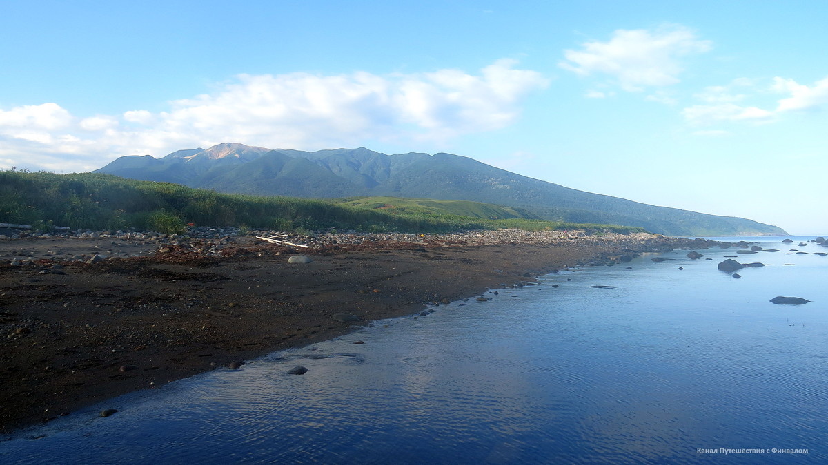 Залив Дозорный. На заднем плане - вулкан Берутарубе.