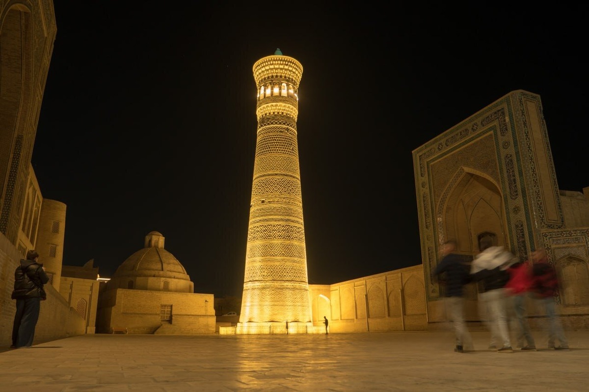    Минарет Калян был возведен зодчим по имени Бако, имя которого увековечено на карнизе сооружения