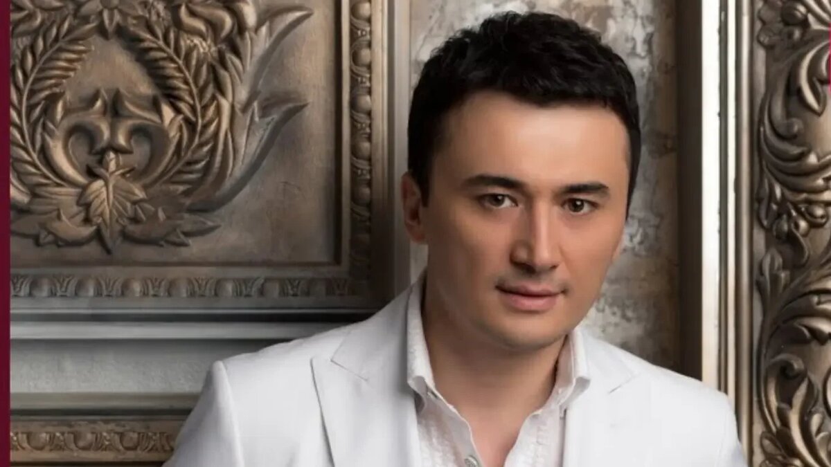   Улугбек Рахматуллаев, узбекский эстрадный певец. Заслуженный артист Республики Узбекистан