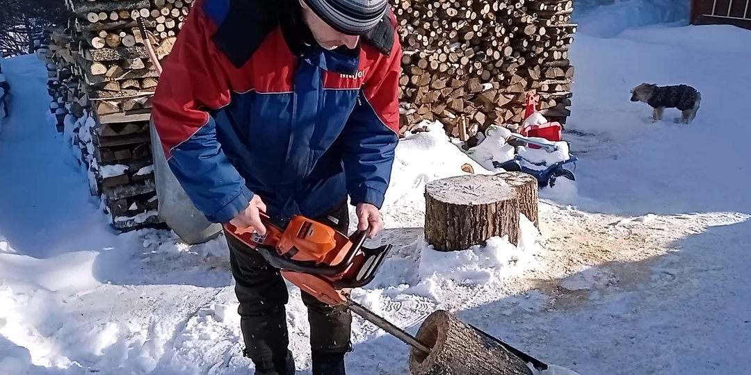 От пня до уютного дома: как муж построил необычный домик из бревна.