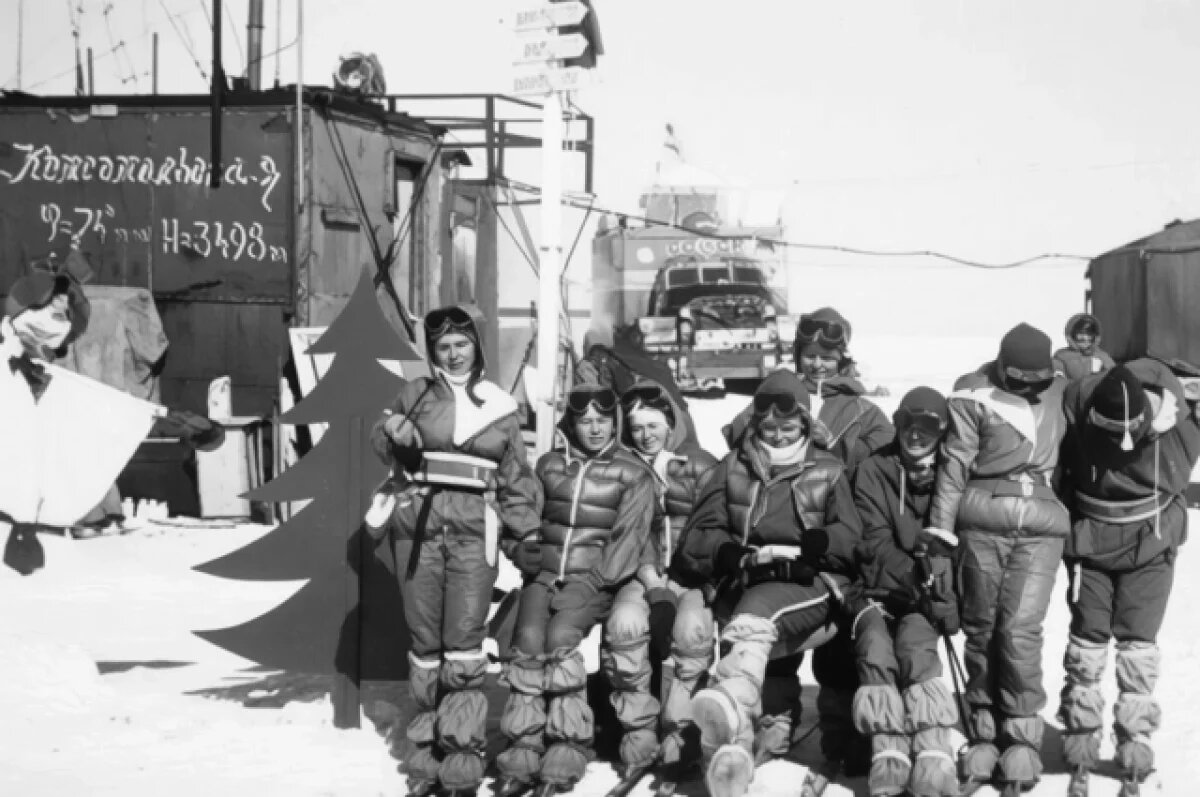    Команда «Метелицы» на станции «Комсомольская». Людмила Косарева — третья слева.