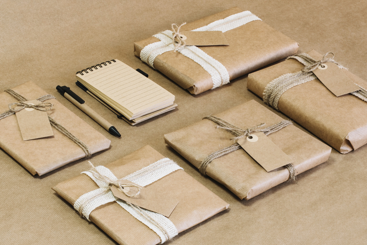 Бумага из ранее подаренных букетов цветов + ленты и жгут из стоительнного магазина (бечевка).