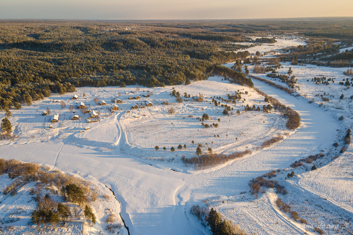 Деревня Завелье лежит между таежных лесов и двумя реками — Велью и Подюгой
