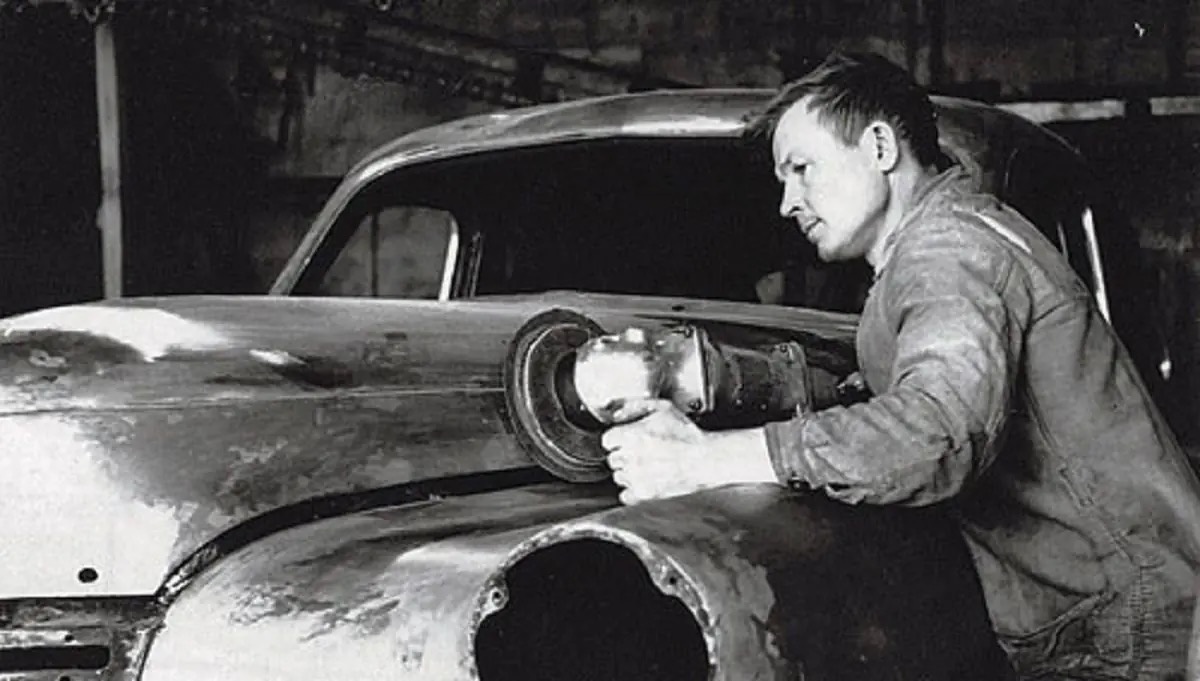 Эпохальное фото, говорящее о том, насколько сложны были первые «Победы» в производстве. Несовершенство штампов заставляло наносить на кузовные панели свинцово-оловянный припой и потом шлифовать его машинками, по размерам напоминавшими отбойные молотки