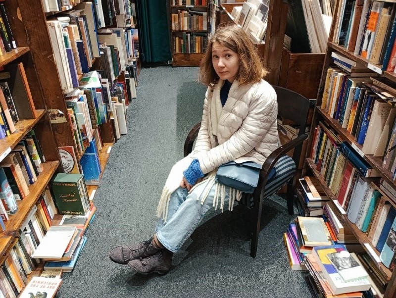 Это я, автор этого канала, забрела в крошечный книжный в Новом Орлеане. В Мичигане я работала помощником директора в центре для иностранцев  — создавала студентам дом вдали от дома. Сейчас мы закончили наши работы в США и переехали в Индию. Допишу все, что накопилось про Америку и начну про Индию, жизнь тут  — настоящий культурный шок.