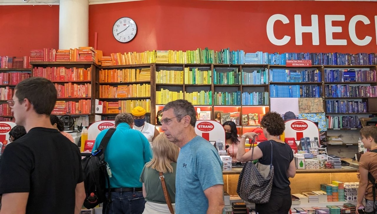 Вот такие красочная входная зона у легендарного книжкого Strand Book Store в Нью-Йорке