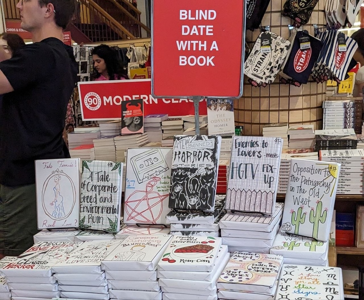 Не раз встречала стенды с упакованными вот так томами, где ты можешь только догадаться, что ждет тебя внутри. На табличке написано: книжное свидание вслепую