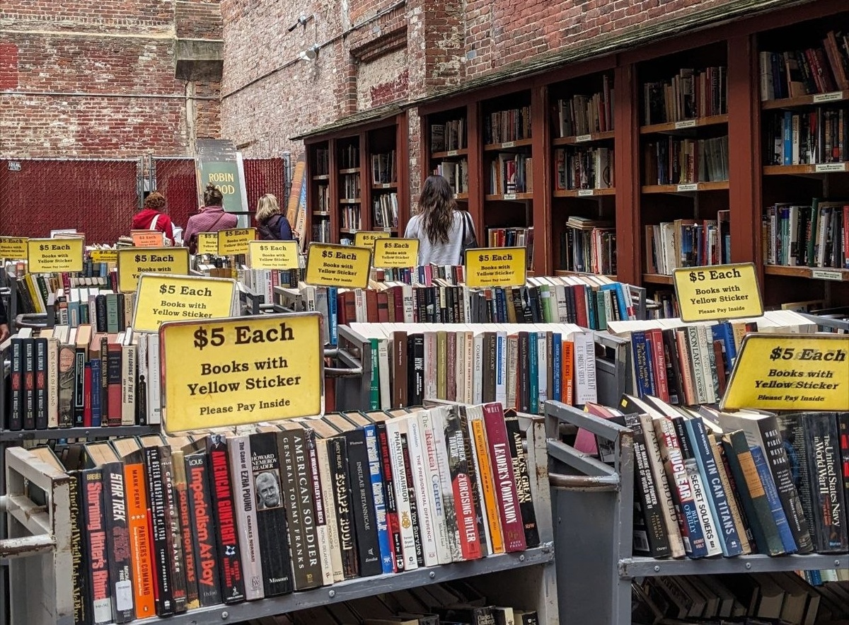 Это популярный книжный в Бостоне, где во дворе они распродают подержанные книги.