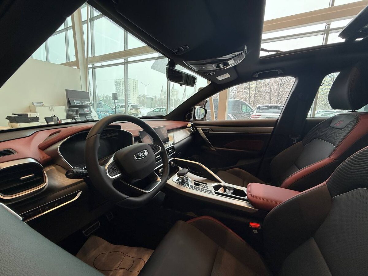 Выглядит по-настоящему премиально для своего сегмента. За эти деньги вы получаете салон и набор опций, которые у именитых брендов стоят в полтора раза дороже.