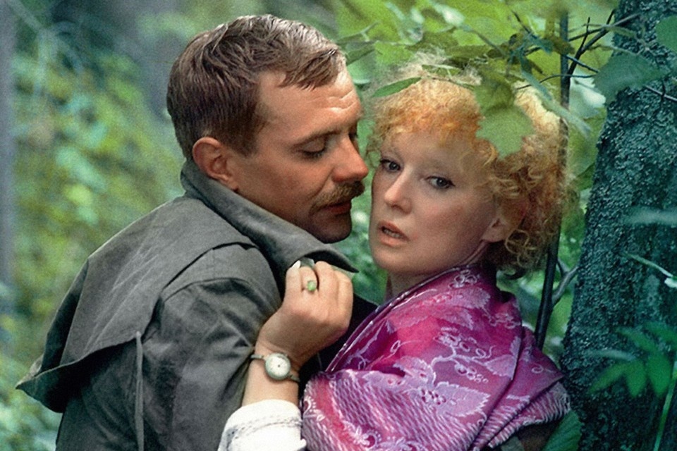 Советские зрители не увидели в «Сибириаде» ничего лишнего: все любовные сцены между героями Никиты Михалкова и Людмилы Гурченко были достаточно целомудренными.