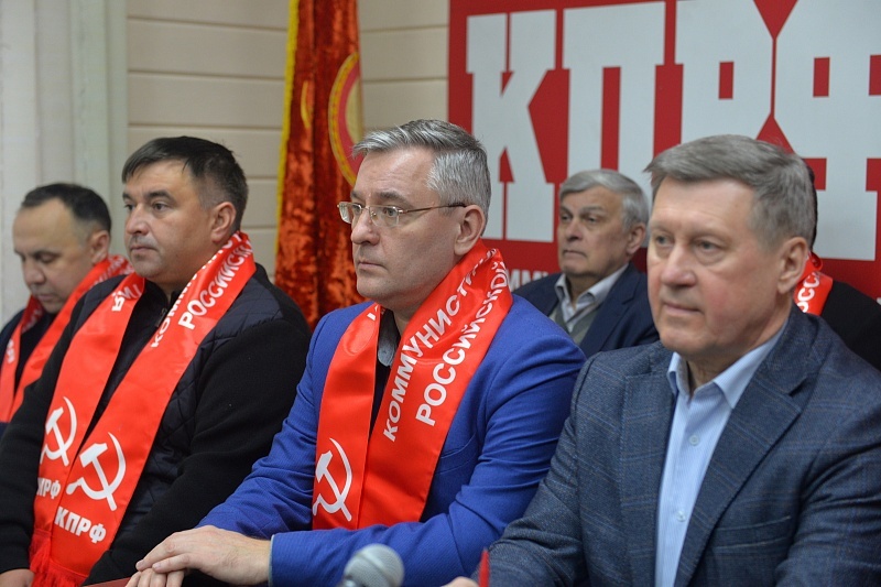    На фото: справа Анатолий Локоть, слева экс-депутат горсовета Новосибирска Сергей Сухоруков и два кандидата в Госдуму: экс-депутат горсовета Новосибирска Глеб Черепанов (рядом с Локтем), вице-спикер ЗС Новосибирской области Роман Яковлев. Источник фото: сайт новосибирского обкома КПРФ (kprfnsk.ru)