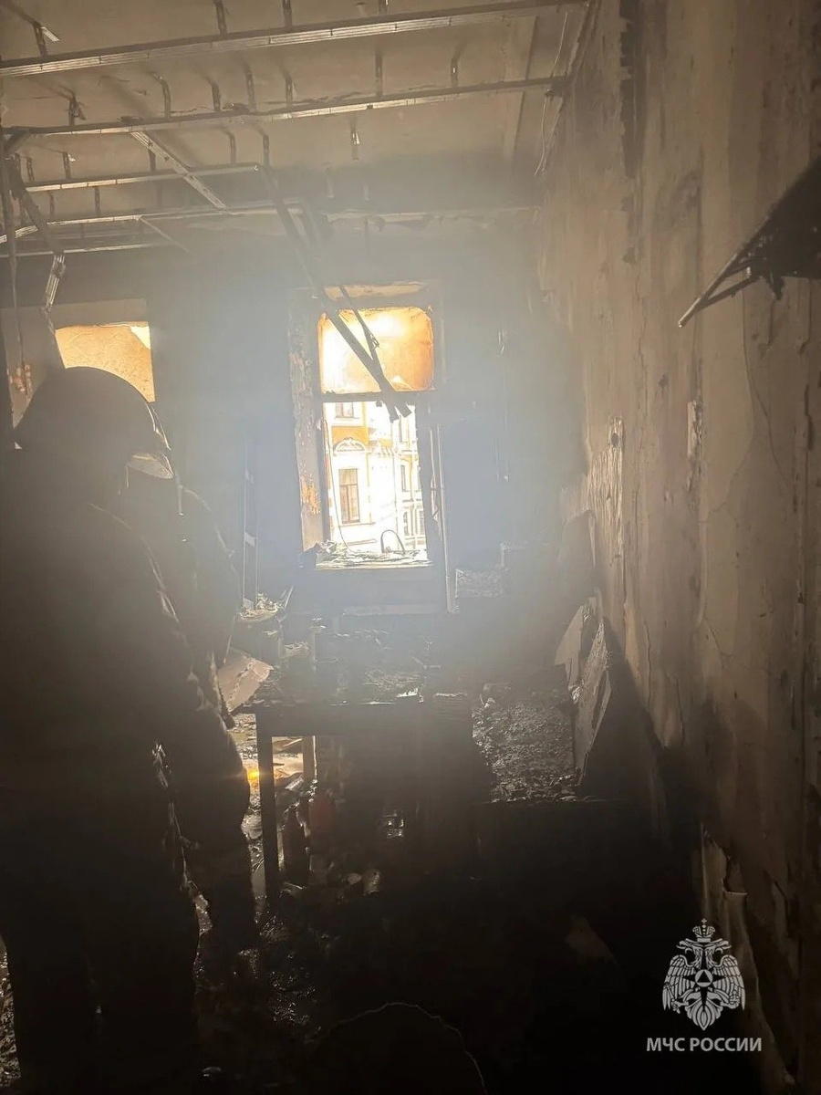    Один человек погиб, 25 спасены при пожаре на Моховой в Петербурге