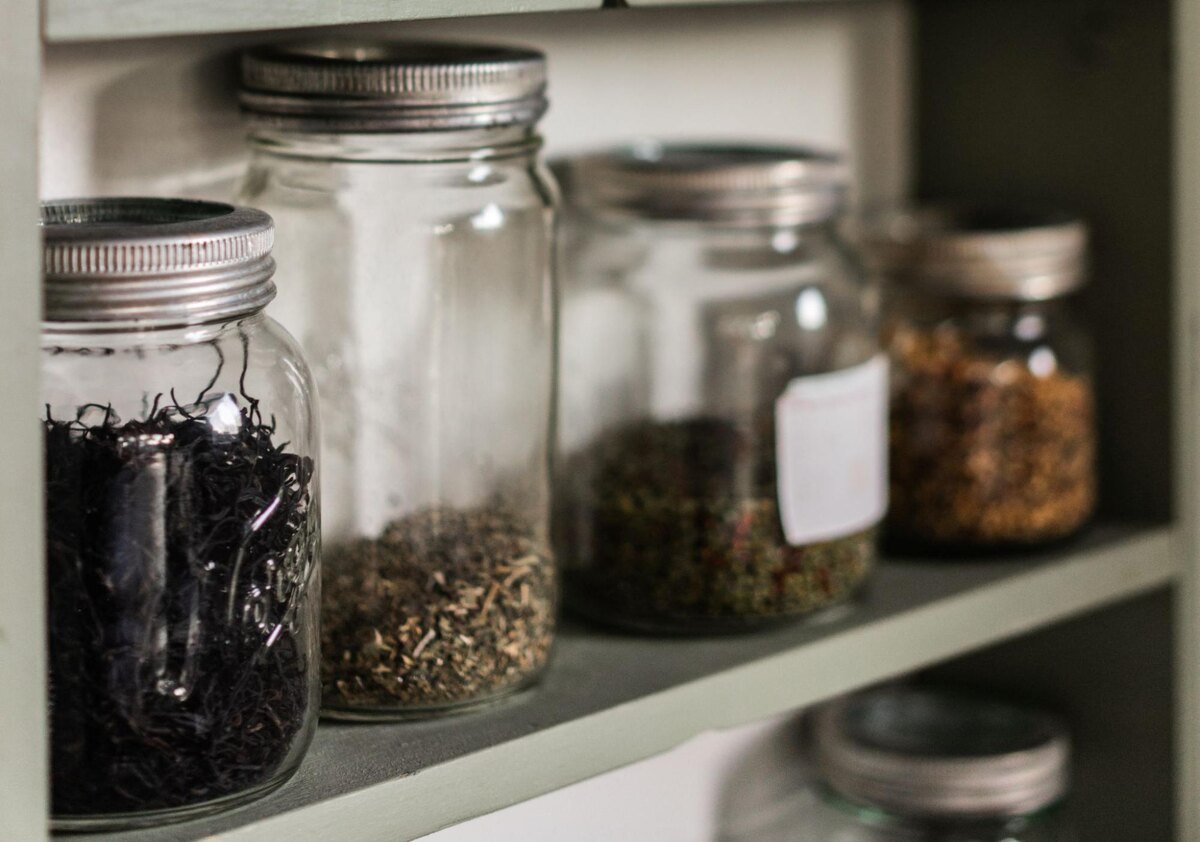 
Лучше не хранить чаи на одной полке со специями и кофе. © unsplash.com