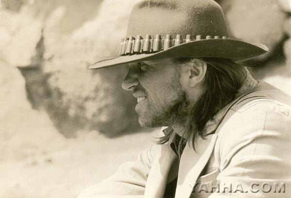 Образ Константина Фёдорова в роли Странника отсылает нас к вестернам.