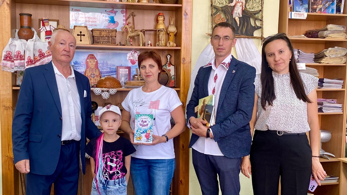 Игорь Попов (второй справа) и Геннадий Гребенцов (слева). На презентацию именно его книги «Снежные звёзды», которую И. Попов перевел вместе с Г. Ояром, марийский поэт приехал в Саранск вместе с супругой Татьяной (справа) и дочерью Дарьей (вторая справа). Фото из архива Игоря Попова