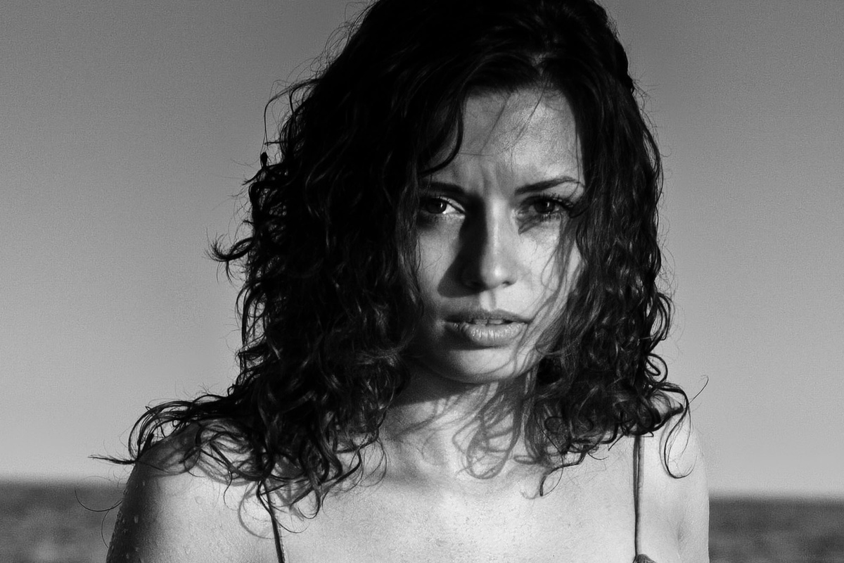 Прямой взгляд, образ драматичный и не лишен некоторой агрессии.