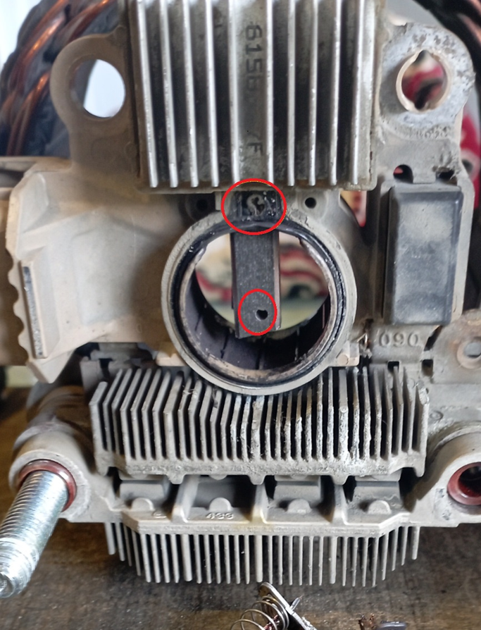 отверстия для фиксации щеток