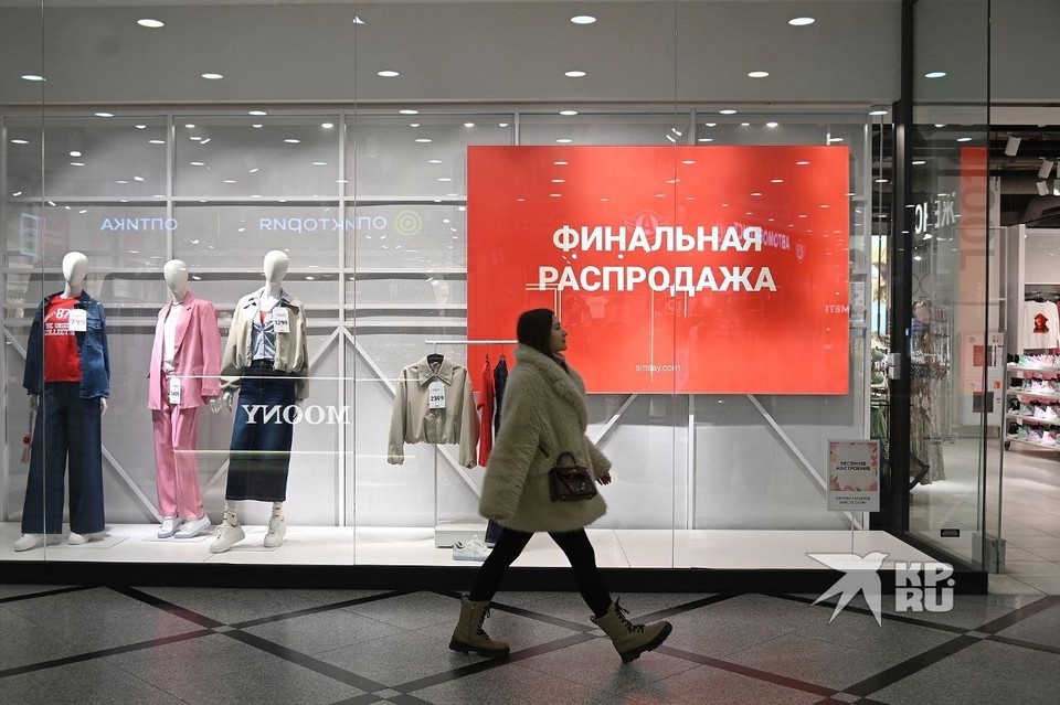    На стеклянных витринах больше нет вывесок с надписями Sale Ольга ЮШКОВА