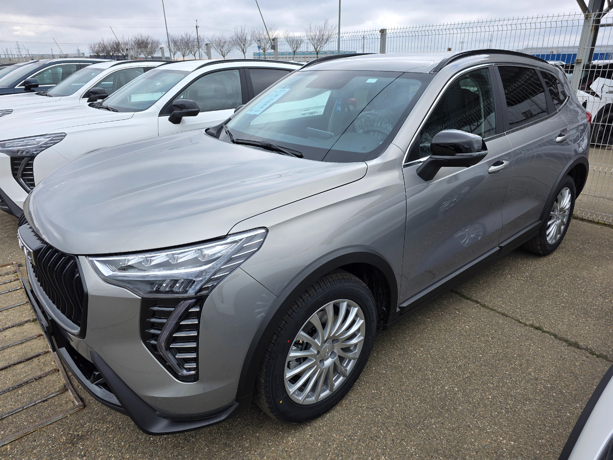 Новый Haval Jolion 2026 на стоянке дилера
