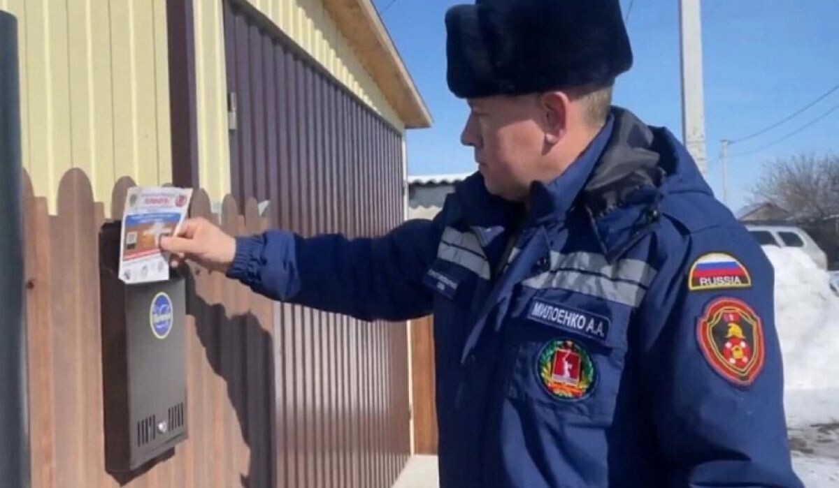     Сотрудник МЧС РФ. Источник: volgograd.ru Автор фото: ГКУ ВО «6 отряд противопожарной службы»