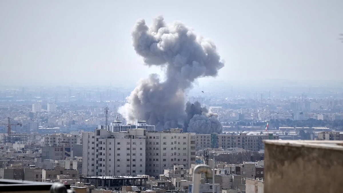   Vahid Salemi / AP- Столб дыма поднимается над Тегераном. Иран, после удара, 1 марта 2026 года