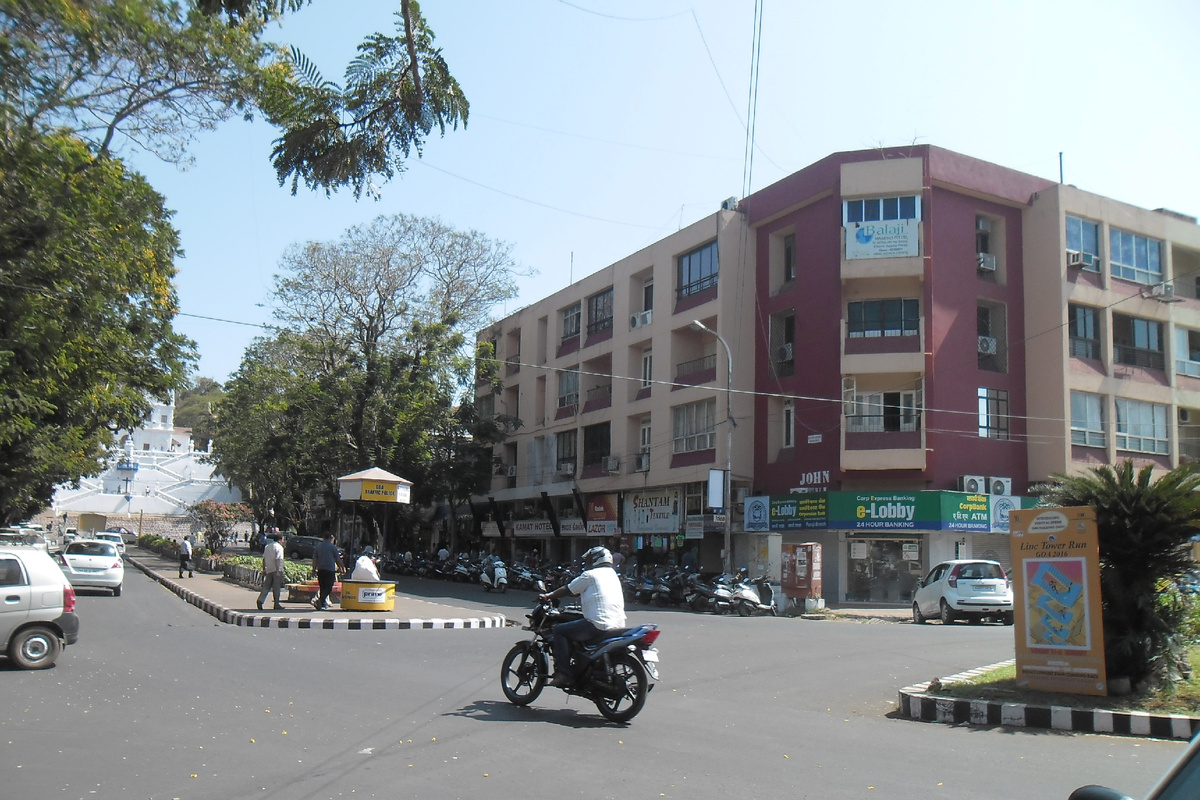 Панаджи: дорога к церкви Непорочного Зачатия (белый храм слева)