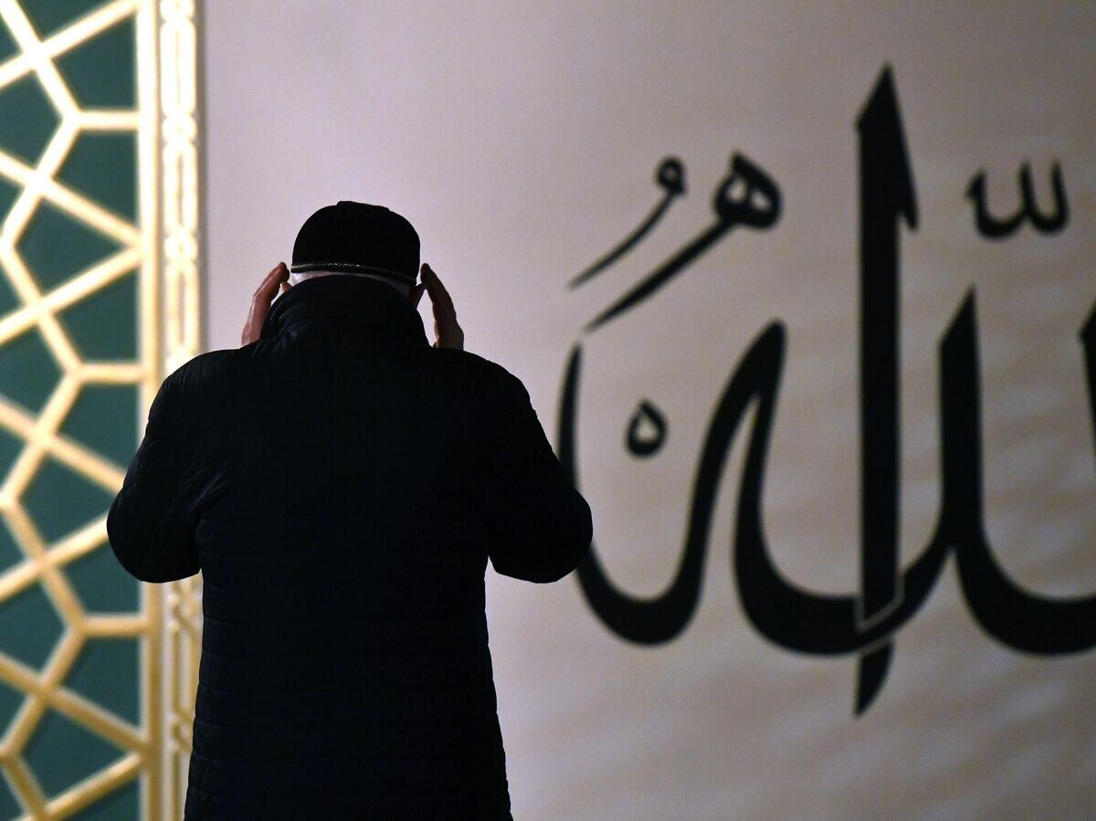    Верующий во время молитвы в Московской соборной мечети | © РИА Новости / Михаил Воскресенский